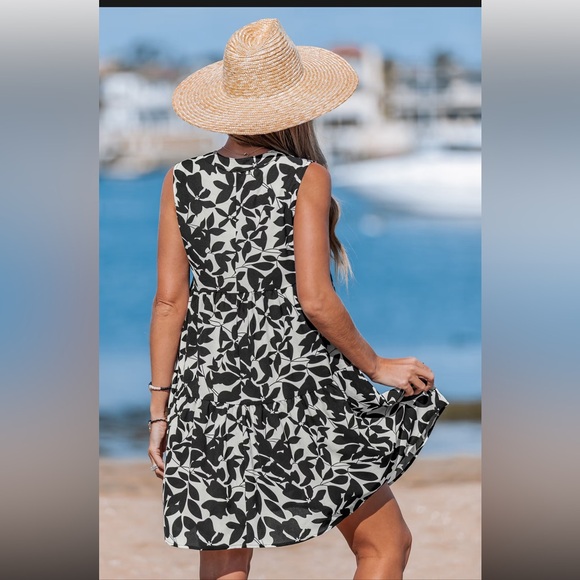 Black and White Floral Sleeveless Dress - Picture 2 of 5
